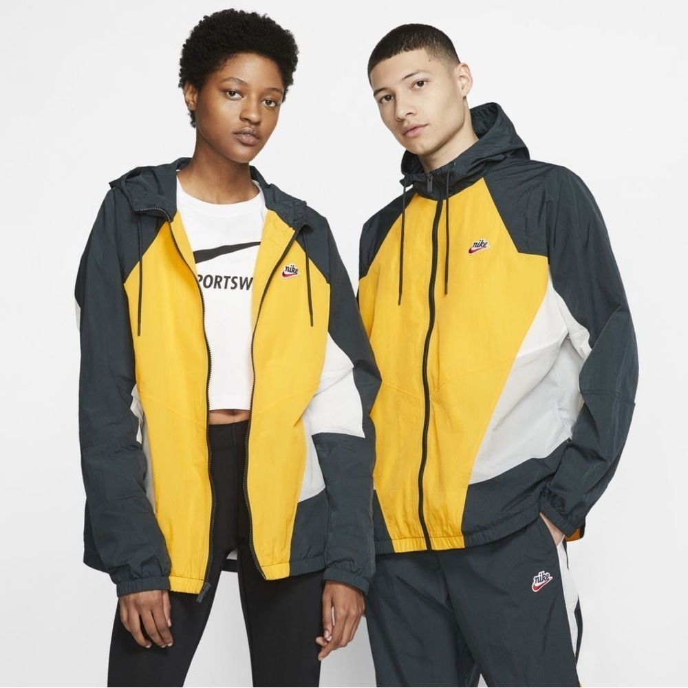 NIKE men’s Heritage Essentials Windrunner Hooded Woven Jacket medium